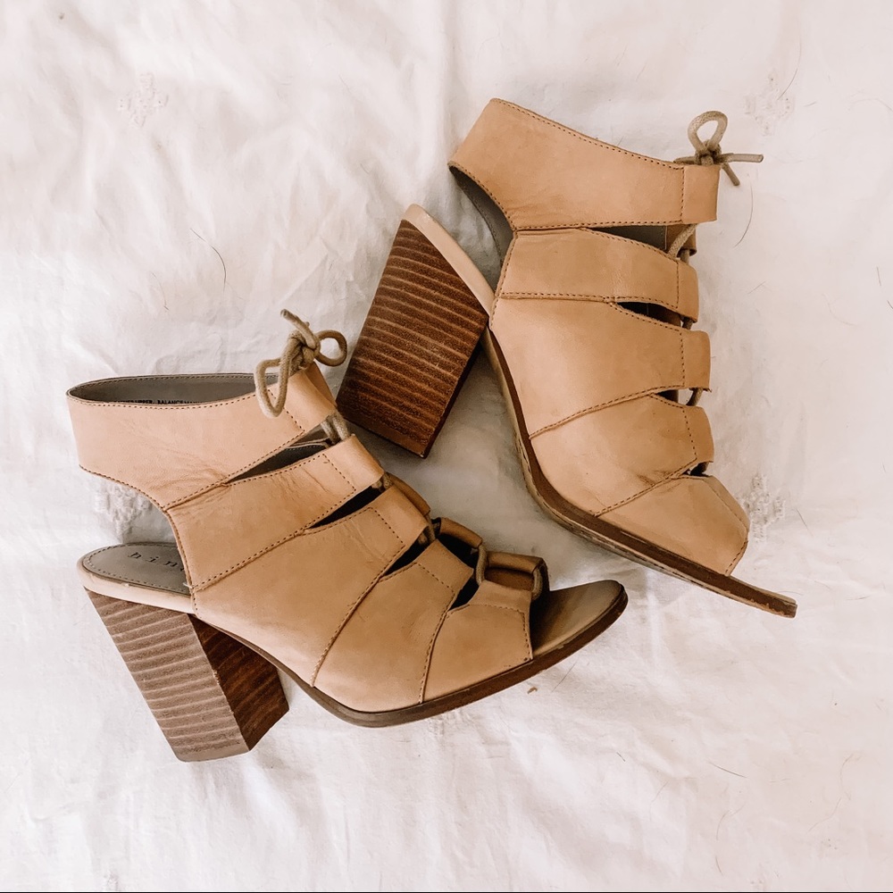 HINGE (Nordstrom) lace up tan heels